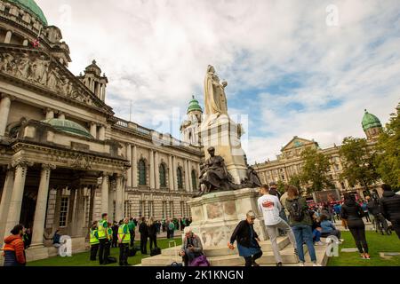 Belfast, Großbritannien. 19. September 2022. Hunderte versammeln sich auf dem Gelände des Belfast City Hall, um das Begräbnis Ihrer Majestät Königin Elizabeth II. Zu sehen.Quelle: Bonzo/Alamy Live News Stockfoto