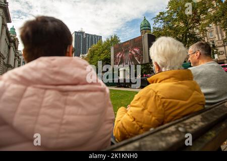 Belfast, Großbritannien. 19. September 2022. Hunderte versammeln sich auf dem Gelände des Belfast City Hall, um das Begräbnis Ihrer Majestät Königin Elizabeth II. Zu sehen.Quelle: Bonzo/Alamy Live News Stockfoto