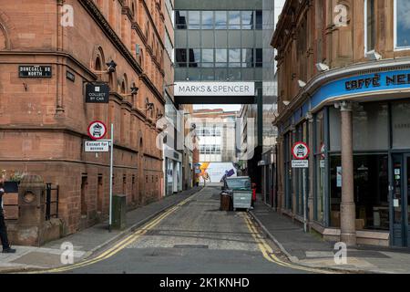 Belfast, Großbritannien. 19. September 2022. Hunderte versammeln sich auf dem Gelände des Belfast City Hall, um das Begräbnis Ihrer Majestät Königin Elizabeth II. Zu sehen.Quelle: Bonzo/Alamy Live News Stockfoto