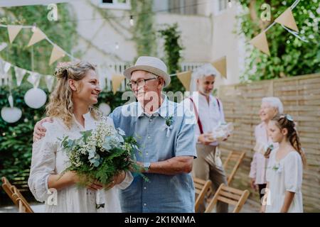 Reife Braut mit ihrem Vater bei Hochzeit im Freien Zeremonie. Stockfoto
