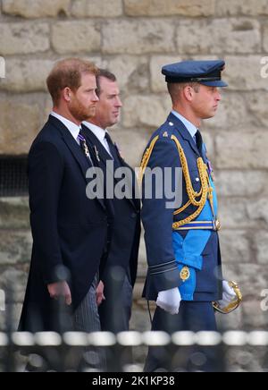 (Von links nach rechts) der Herzog von Sussex, Peter Phillips und der Prinz von Wales verlassen das Staatsfuneral von Königin Elizabeth II, gehalten in Westminster Abbey, London. Bilddatum: Montag, 19. September 2022. Stockfoto