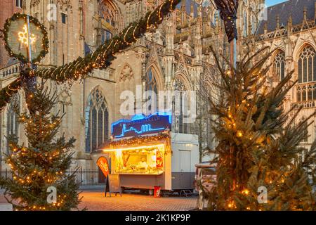 Den bosch, Niederlande - 21. Dezember 2021: Stand mit traditionellen niederländischen "Oliebollen" (frittierte Teigbällchen) im Winter im Stadtzentrum von Stockfoto