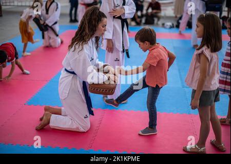 Kinder, die Tae Kwon versuchen, machen beim Sport-Tag-Multisport-Straßenevent auf der Plaza del Pilar, Zaragoza, Spanien Stockfoto