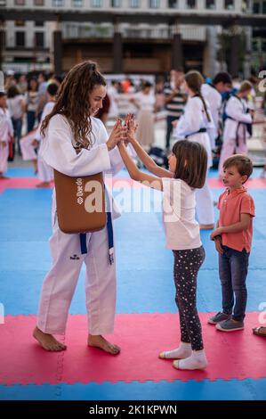 Kinder, die Tae Kwon versuchen, machen beim Sport-Tag-Multisport-Straßenevent auf der Plaza del Pilar, Zaragoza, Spanien Stockfoto