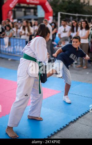 Kinder, die Tae Kwon versuchen, machen beim Sport-Tag-Multisport-Straßenevent auf der Plaza del Pilar, Zaragoza, Spanien Stockfoto