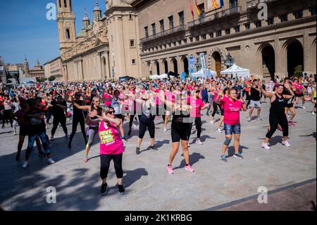 Gruppentanzkurs beim Sports Day Multisport-Straßenevent auf der Plaza del Pilar, Zaragoza, Spanien Stockfoto