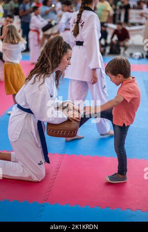 Kinder, die Tae Kwon versuchen, machen beim Sport-Tag-Multisport-Straßenevent auf der Plaza del Pilar, Zaragoza, Spanien Stockfoto