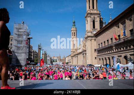 Gruppentanzkurs beim Sports Day Multisport-Straßenevent auf der Plaza del Pilar, Zaragoza, Spanien Stockfoto