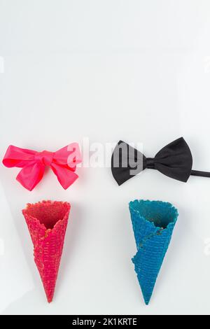 Eiswaffelkegel in Pink und Blau. Fliege auf weißem Hintergrund. Stockfoto