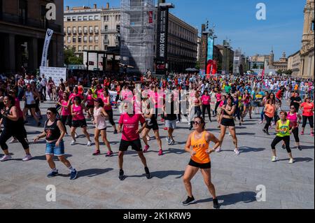 Gruppentanzkurs beim Sports Day Multisport-Straßenevent auf der Plaza del Pilar, Zaragoza, Spanien Stockfoto