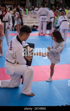 Kinder, die Tae Kwon versuchen, machen beim Sport-Tag-Multisport-Straßenevent auf der Plaza del Pilar, Zaragoza, Spanien Stockfoto