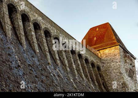 Staudamm mit dem Mauerturm der Möhnetalsperre Stockfoto