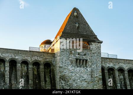 Staudamm mit dem Mauerturm der Möhnetalsperre Stockfoto