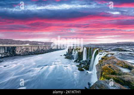 Farbenfroher Sonnenuntergang am berühmten Selfoss Wasserfall, Jokulsargljufur Nationalpark, Island. Landschaftsfotografie Stockfoto