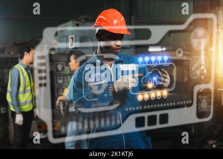 Technologie Industrie afrikanischen Arbeiter, Elektroingenieur suchen und überprüfen auf High-Techno-Bildschirm Monitor Computer und Maschinen arbeiten in der Industrie, Stockfoto