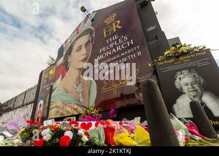 Belfast, Großbritannien. 19. September 2022. Floral Tributes are left at a Mural of Queen Elizabeth II on the Shankill Rd Belfast Credit: Bonzo/Alamy Live News Stockfoto