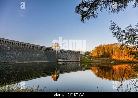 Staudamm der Möhnetalsperre mit Mauerturm Stockfoto