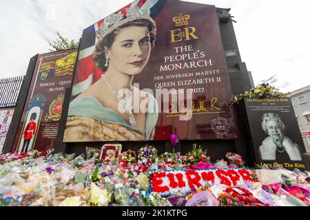 Belfast, Großbritannien. 19. September 2022. Floral Tributes are left at a Mural of Queen Elizabeth II on the Shankill Rd Belfast Credit: Bonzo/Alamy Live News Stockfoto