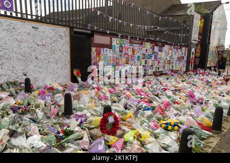 Belfast, Großbritannien. 19. September 2022. Floral Tributes are left at a Mural of Queen Elizabeth II on the Shankill Rd Belfast Credit: Bonzo/Alamy Live News Stockfoto