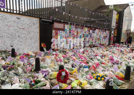 Belfast, Großbritannien. 19. September 2022. Floral Tributes are left at a Mural of Queen Elizabeth II on the Shankill Rd Belfast Credit: Bonzo/Alamy Live News Stockfoto