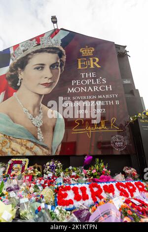 Belfast, Großbritannien. 19. September 2022. Floral Tributes are left at a Mural of Queen Elizabeth II on the Shankill Rd Belfast Credit: Bonzo/Alamy Live News Stockfoto