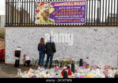 Belfast, Großbritannien. 19. September 2022. Floral Tributes are left at a Mural of Queen Elizabeth II on the Shankill Rd Belfast Credit: Bonzo/Alamy Live News Stockfoto