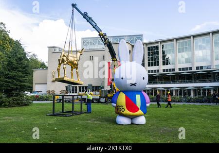 Utrecht, Niederlande. 19. September 2022. 2022-09-19 13:24:38 UTRECHT - die Platzierung der großen goldenen Kalbsstatue, der Ikone des Niederländischen Filmfestivals (NFF) in der Stadschouwburg Utrecht. Utrecht wird anderthalb Wochen lang in die Filmhauptstadt der Niederlande umbenannt, wo die neuesten Spiel-, Dokumentar-, Animations-, Kurzfilme-, Serien- und VR-Produktionen präsentiert werden.ANP JEROEN JUMELET netherlands Out - belgium Out Credit: ANP/Alamy Live News Stockfoto