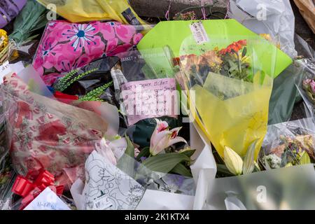 Belfast, Großbritannien. 19. September 2022. Floral Tributes are left at a Mural of Queen Elizabeth II on the Shankill Rd Belfast Credit: Bonzo/Alamy Live News Stockfoto