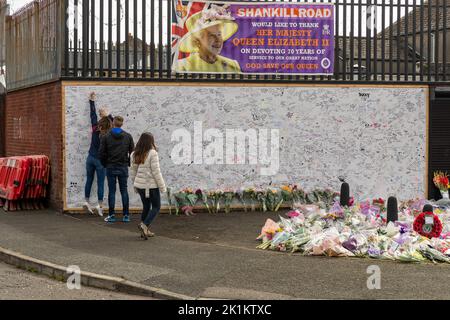 Belfast, Großbritannien. 19. September 2022. Floral Tributes are left at a Mural of Queen Elizabeth II on the Shankill Rd Belfast Credit: Bonzo/Alamy Live News Stockfoto