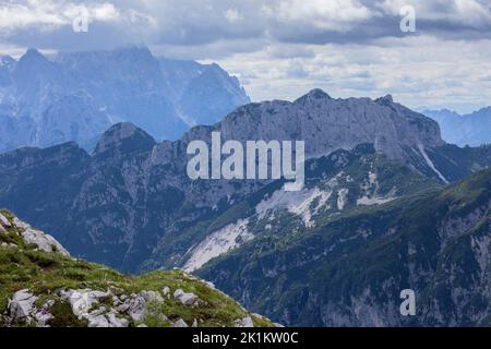 Die Julischen Alpen, südwestlich vom Mangart-Gipfel (Slowenien) entlang der slowenisch-italienischen Grenze. Stockfoto