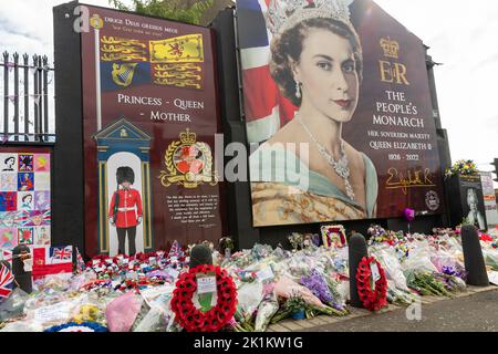 Belfast, Großbritannien. 19. September 2022. Floral Tributes are left at a Mural of Queen Elizabeth II on the Shankill Rd Belfast Credit: Bonzo/Alamy Live News Stockfoto