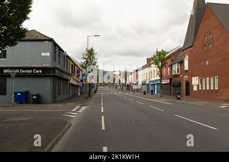 Belfast, Großbritannien. 19. September 2022. Floral Tributes are left at a Mural of Queen Elizabeth II on the Shankill Rd Belfast Credit: Bonzo/Alamy Live News Stockfoto