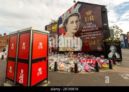 Belfast, Großbritannien. 19. September 2022. Floral Tributes are left at a Mural of Queen Elizabeth II on the Shankill Rd Belfast Credit: Bonzo/Alamy Live News Stockfoto