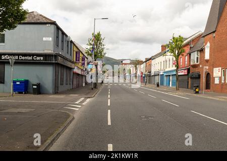 Belfast, Großbritannien. 19. September 2022. Floral Tributes are left at a Mural of Queen Elizabeth II on the Shankill Rd Belfast Credit: Bonzo/Alamy Live News Stockfoto