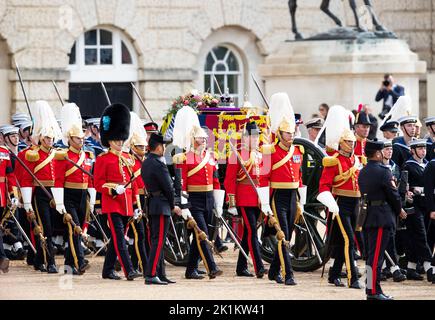 London, Großbritannien. 19. September 2022. Der Sarg von Königin Elizabeth wird bei der Horse Guards Parade während der Prozession nach ihrem Staatsbegräbnis in der Westminster Abbey fotografiert. Kredit: Paul Terry Foto/Alamy Live Nachrichten Stockfoto
