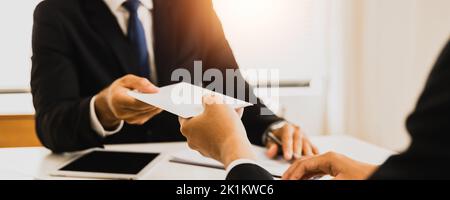 Nahaufnahme des Mitarbeiters erhalten Bonus vom Vorgesetzten Stockfoto