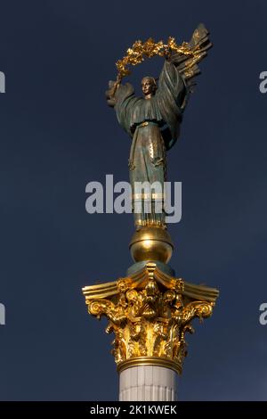 Statue von Berehynia auf dem Scheitelpunkt des Unabhängigkeitsdenkmals in Kiew gegen den dramatischen Gewitterhimmel Stockfoto