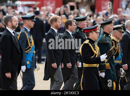 London, Großbritannien. 19. September 2022. Prinz Harry (C) spaziert mit anderen Mitgliedern der königlichen Familie, einschließlich König Charles III und William Prince of Wales bei der Horse Guards Parade während der Prozession nach dem Staatsbegräbnis von Königin Elizabeth II., das in der Westminster Abbey stattfinden wird. Kredit: Paul Terry Foto/Alamy Live Nachrichten Stockfoto