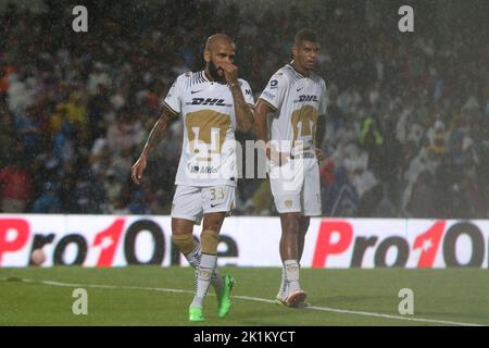 Mexiko-Stadt, Mexiko. 18. September 2022. Dani Alves von UNAM Pumas während des Fußballspiels zwischen dem Fußballverein Cruz Azul und UNAM Pumas beim Eröffnungsturnier 2022 der MX League im Olympiastadion der Universität. Am 18. September 2022 in Mexiko-Stadt, Mexiko. (Bild: © Ismael Rosas Eyepix Group/eyepix via ZUMA Press Wire) Bild: ZUMA Press, Inc./Alamy Live News Stockfoto