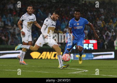 Mexiko-Stadt, Mexiko. 18. September 2022. NicolÃ¡s Freire von UNAM Pumas kämpft den Ball während des Fußballspiels zwischen dem Fußballverein Cruz Azul und UNAM Pumas beim Eröffnungsturnier 2022 der MX League im Olympiastadion der Universität. Am 18. September 2022 in Mexiko-Stadt, Mexiko. (Bild: © Ismael Rosas Eyepix Group/eyepix via ZUMA Press Wire) Bild: ZUMA Press, Inc./Alamy Live News Stockfoto