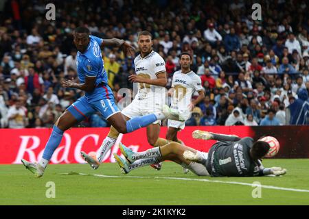 Mexiko-Stadt, Mexiko. 18. September 2022. (L) Gonzalo Carneiro vom Fußballverein Cruz Azul und (R) NicolÃ¡s Freire von UNAM Pumas kämpfen den Ball während des Fußballspiels zwischen dem Fußballverein Cruz Azul und UNAM Pumas vom Eröffnungsturnier 2022 der MX League im Olympiastadion der Universität. Am 18. September 2022 in Mexiko-Stadt, Mexiko. (Bild: © Ismael Rosas Eyepix Group/eyepix via ZUMA Press Wire) Bild: ZUMA Press, Inc./Alamy Live News Stockfoto