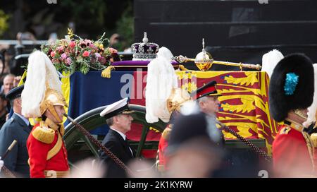 London, Großbritannien. 19. September 2022. Der Sarg von Königin Elizabeth wird bei der Horse Guards Parade während der Prozession nach ihrem Staatsbegräbnis in der Westminster Abbey fotografiert. Kredit: Paul Terry Foto/Alamy Live Nachrichten Stockfoto