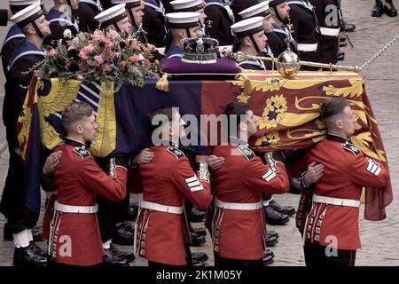 Der Sarg von Königin Elizabeth II. Wird auf einen Waffenwagen verladen, der von Soldaten der Royal Navy gezogen wird, um von der Westminster Hall zum State Funeral zu gelangen, das in Westminster Abbey, London, stattfindet. Bilddatum: Montag, 19. September 2022. Stockfoto