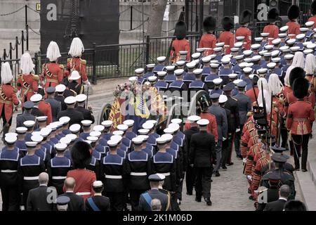Der Sarg von Königin Elizabeth II. Wird auf einen Waffenwagen verladen, der von Soldaten der Royal Navy gezogen wird, um von der Westminster Hall zum State Funeral zu gelangen, das in Westminster Abbey, London, stattfindet. Bilddatum: Montag, 19. September 2022. Stockfoto