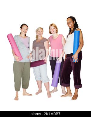 Bereit für ihre lamaze-Klasse. Schwangere stehen zusammen und halten ihre Yogamatten, während sie isoliert auf Weiß stehen. Stockfoto
