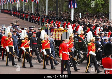 London, Großbritannien. 19. September 2022. Der Sarg von Königin Elizabeth II wird auf der Royal Navy State Funeral Gun Carriage getragen, die von 98 Matrosen der Royal Navy entlang der Mall auf dem Weg zum Wellington Arch gezogen wurde. Danach wird es zum Windsor Castle zur Einverhandlung gebracht. Das Team von 98 Matrosen der Royal Navy, die den Wagen ziehen, wird als Sovereign’s Guard bezeichnet. 40 Matrosen marschieren hinter den Wagen, um als Bremse zu fungieren. Die Verwendung der staatlichen Waffenwagen-Bestattung geht auf die Beerdigung von Königin Victoria im Jahr 1901 zurück. Der Wagen wurde in der Royal Gun Factory, Royal Arsenal, Woolwich, London, UK gebaut und war Stockfoto