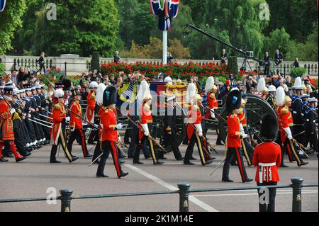 London, Großbritannien. 19. September 2022. Der Sarg von Königin Elizabeth II wird auf der Royal Navy State Funeral Gun Carriage getragen, die von 98 Matrosen der Royal Navy entlang der Mall auf dem Weg zum Wellington Arch gezogen wurde. Danach wird es zum Windsor Castle zur Einverhandlung gebracht. Das Team von 98 Matrosen der Royal Navy, die den Wagen ziehen, wird als Sovereign’s Guard bezeichnet. 40 Matrosen marschieren hinter den Wagen, um als Bremse zu fungieren. Die Verwendung der staatlichen Waffenwagen-Bestattung geht auf die Beerdigung von Königin Victoria im Jahr 1901 zurück. Der Wagen wurde in der Royal Gun Factory, Royal Arsenal, Woolwich, London, UK gebaut und war Stockfoto