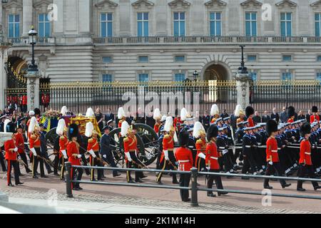 London, Großbritannien. 19. September 2022. Der Sarg von Königin Elizabeth II wird auf der Royal Navy State Funeral Gun Carriage getragen, die von 98 Matrosen der Royal Navy entlang der Mall auf dem Weg zum Wellington Arch gezogen wurde. Danach wird es zum Windsor Castle zur Einverhandlung gebracht. Das Team von 98 Matrosen der Royal Navy, die den Wagen ziehen, wird als Sovereign’s Guard bezeichnet. 40 Matrosen marschieren hinter den Wagen, um als Bremse zu fungieren. Die Verwendung der staatlichen Waffenwagen-Bestattung geht auf die Beerdigung von Königin Victoria im Jahr 1901 zurück. Der Wagen wurde in der Royal Gun Factory, Royal Arsenal, Woolwich, London, UK gebaut und war Stockfoto