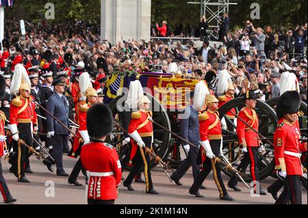 London, Großbritannien. 19. September 2022. Der Sarg von Königin Elizabeth II wird auf der Royal Navy State Funeral Gun Carriage getragen, die von 98 Matrosen der Royal Navy entlang der Mall auf dem Weg zum Wellington Arch gezogen wurde. Danach wird es zum Windsor Castle zur Einverhandlung gebracht. Das Team von 98 Matrosen der Royal Navy, die den Wagen ziehen, wird als Sovereign’s Guard bezeichnet. 40 Matrosen marschieren hinter den Wagen, um als Bremse zu fungieren. Die Verwendung der staatlichen Waffenwagen-Bestattung geht auf die Beerdigung von Königin Victoria im Jahr 1901 zurück. Der Wagen wurde in der Royal Gun Factory, Royal Arsenal, Woolwich, London, UK gebaut und war Stockfoto