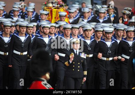 London, Großbritannien. 19. September 2022. Der Sarg von Königin Elizabeth II wird auf der Royal Navy State Funeral Gun Carriage getragen, die von 98 Matrosen der Royal Navy entlang der Mall auf dem Weg zum Wellington Arch gezogen wurde. Danach wird es zum Windsor Castle zur Einverhandlung gebracht. Das Team von 98 Matrosen der Royal Navy, die den Wagen ziehen, wird als Sovereign’s Guard bezeichnet. 40 Matrosen marschieren hinter den Wagen, um als Bremse zu fungieren. Die Verwendung der staatlichen Waffenwagen-Bestattung geht auf die Beerdigung von Königin Victoria im Jahr 1901 zurück. Der Wagen wurde in der Royal Gun Factory, Royal Arsenal, Woolwich, London, UK gebaut und war Stockfoto